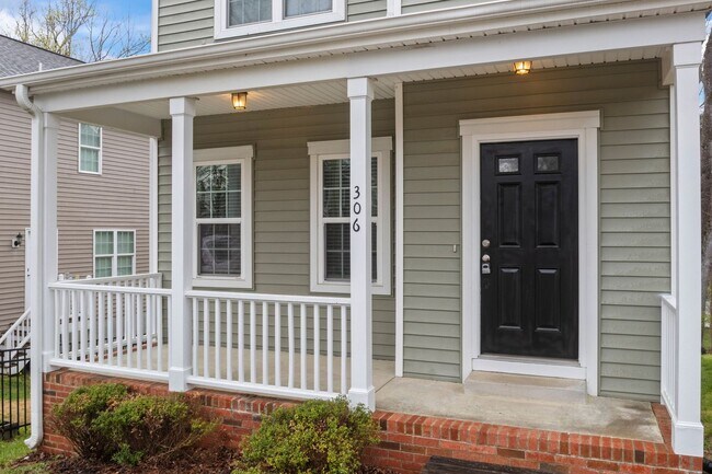 Foto del edificio - Spacious Home near Downtown Apex!