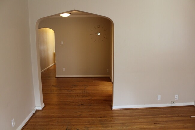 Building Photo - Amazing Location! Well Sought After Mount ...