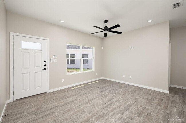 Foto del edificio - 2714 Primrose Dr