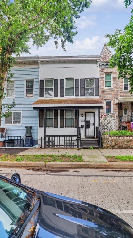 Building Photo - 1028 Kenyon St NW