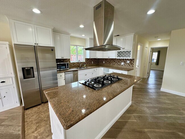 Foto del edificio - Stunning 5 Bedroom 3.5 Bath with Swimming ...