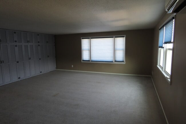 living room 20-20 - 1605 Doty St