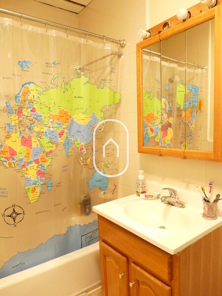 Building Photo - 832 Parker St