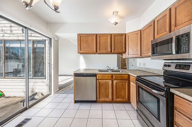 Building Photo - 2 Bedroom 2 Bathroom Townhome in Heather Ridge!