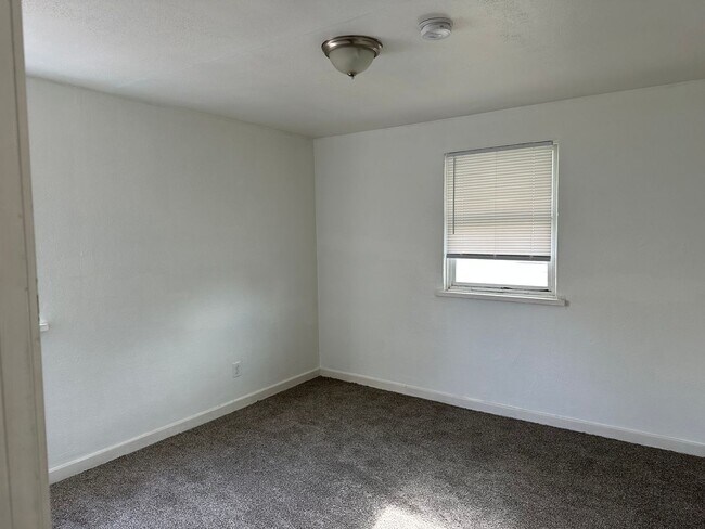 Foto del edificio - 3 Bed 1 Bath Shadle Park Home - Large Garage