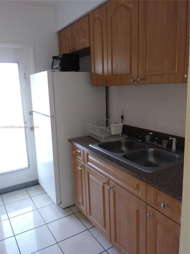 Foto del edificio - 7725 Carlyle Ave