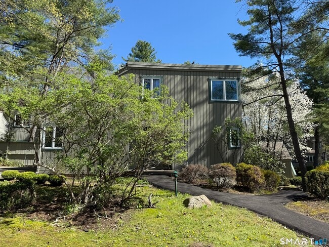 Building Photo - 2 Talcott Glen Rd