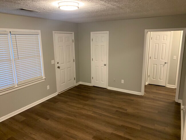 Entrance and living - 114 Evergreen Trl