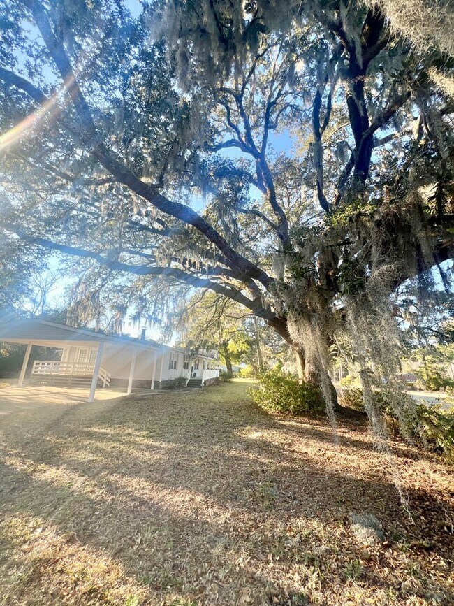 Foto del edificio - Peden Point/Mrytle Grove/Masonboro Loop South Wilmington  2 garage garage! Oak Trees! Covered Porch!