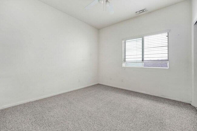 Building Photo - 20300 Vanowen St