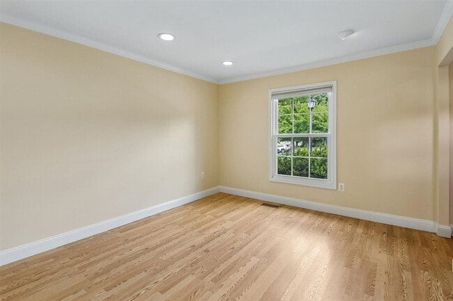 Building Photo - 4 Kirkfield Ct