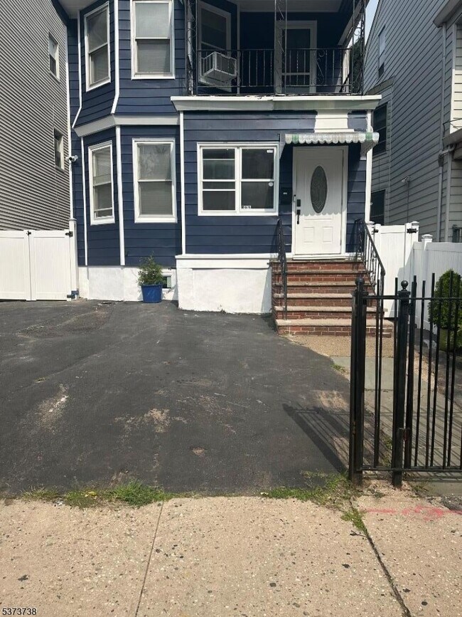 Building Photo - 193 N 18th St