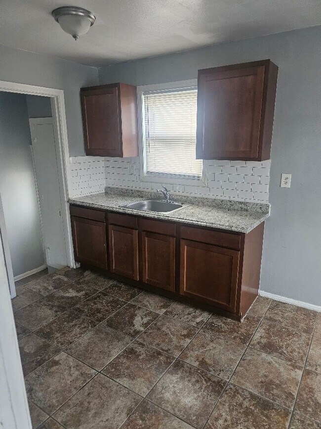 Foto del edificio - 12944 Rosemont Ave