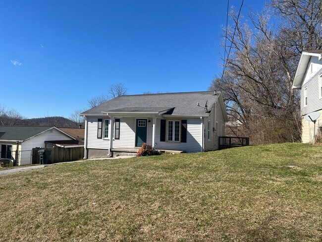 Building Photo - Updated 2 bedroom, 1 bath in Bristol VA