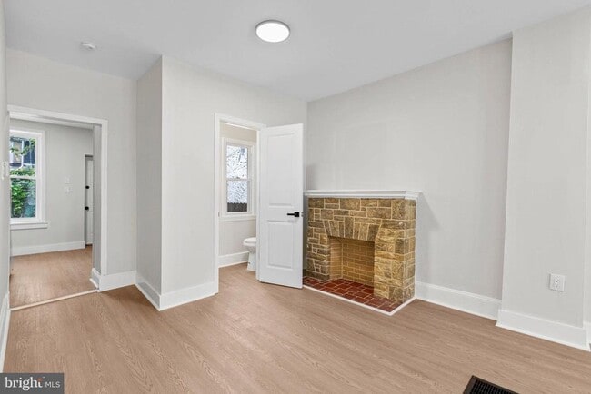 Building Photo - 35 E Collom St