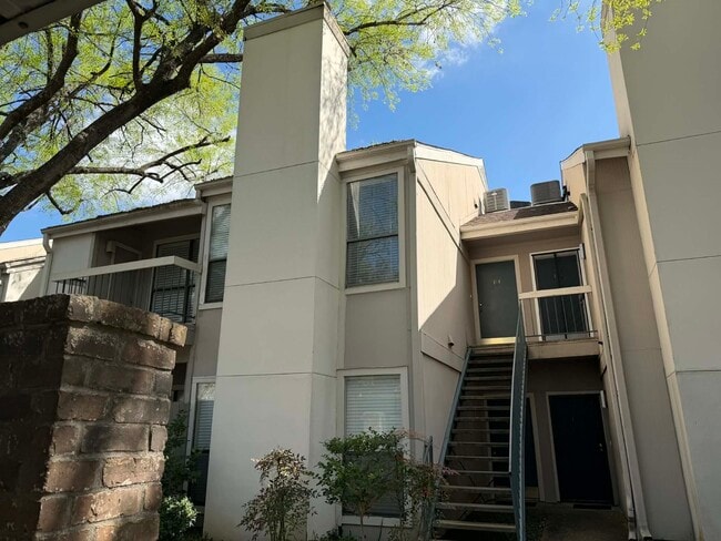 Foto del edificio - 7950 N Stadium Dr