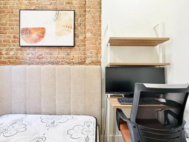 Foto del edificio - Furnished room/NOT APARTMENT