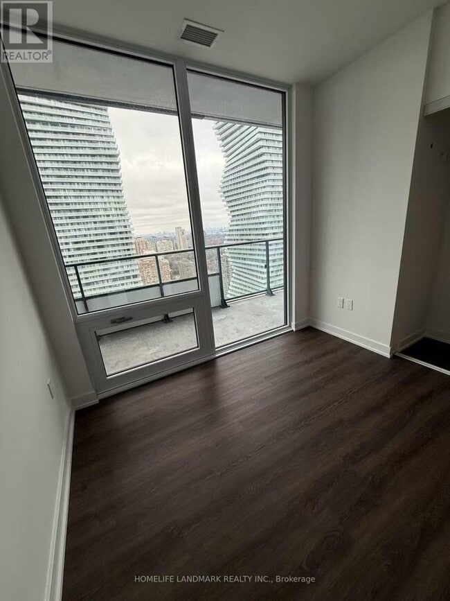 Building Photo - 448 Burnhamthorpe Rd W