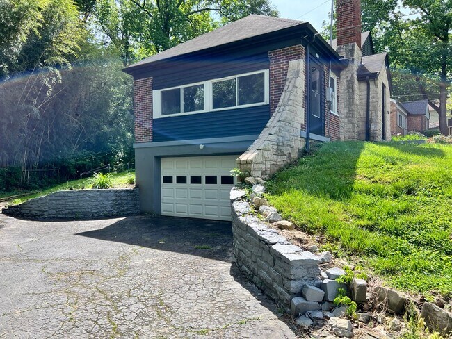 Building Photo - Renovated and charming Golf Manor Home