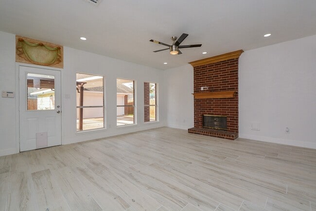 Foto del edificio - 5743 Henniker Dr