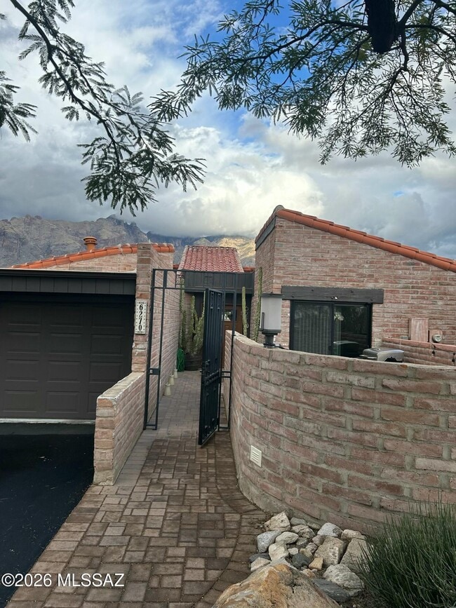 Building Photo - 6270 N Cerrada Moreno
