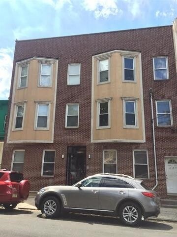 Foto del edificio - 243 Pearsall Ave
