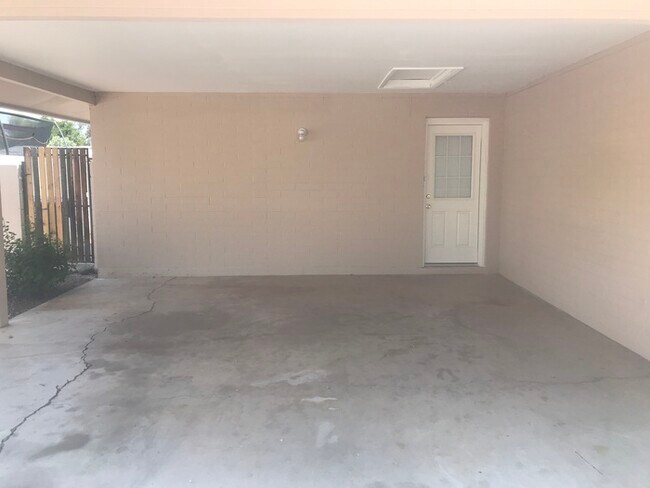 Building Photo - 1005 E Alameda Dr