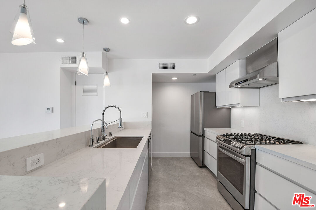 Foto principal - 2700 Manhattan Ave