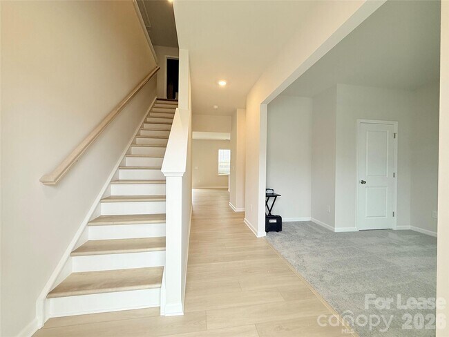 Foto del edificio - 6337 Fairfax Ct