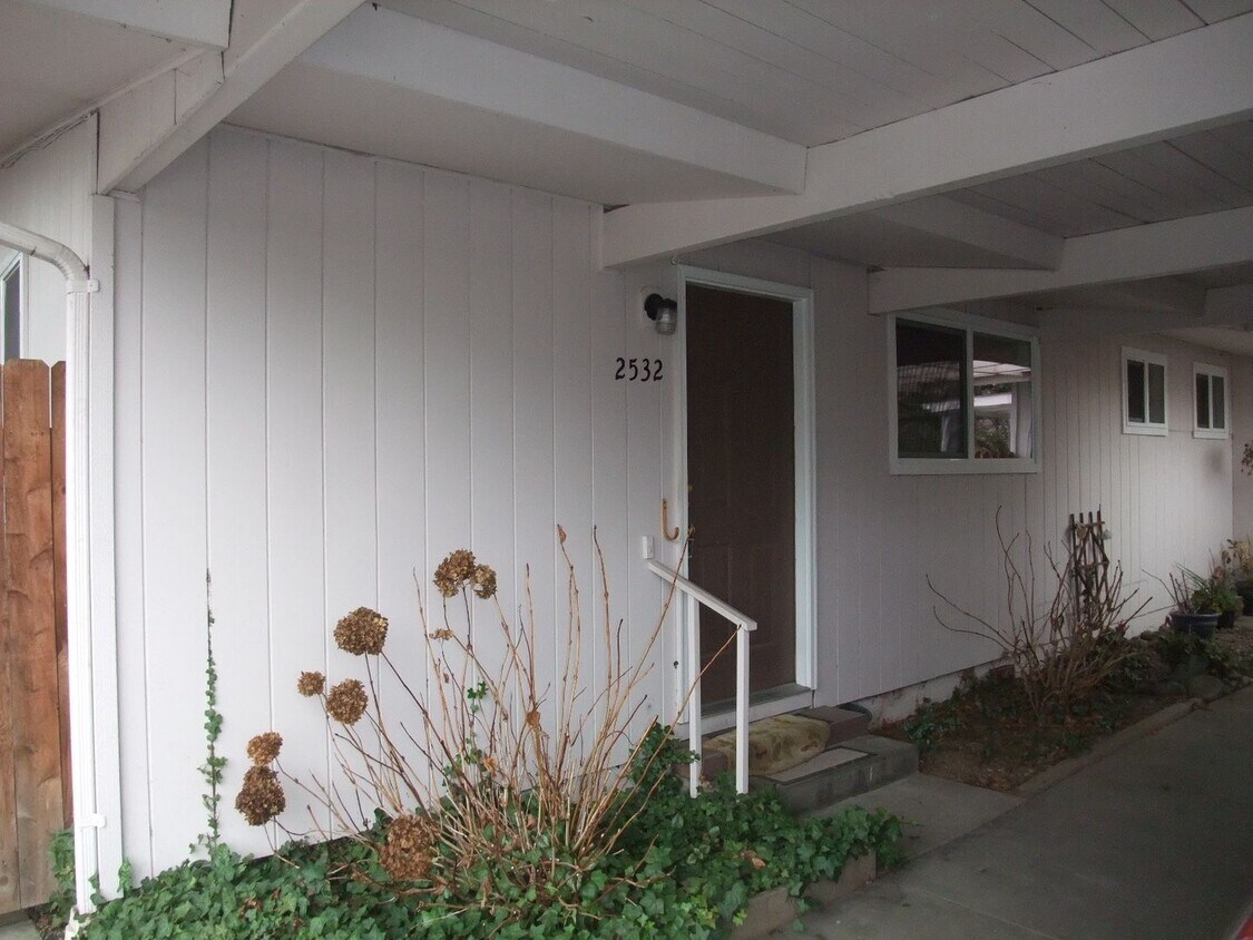 Primary Photo - Nice 2 bedroom unit of a duplex in SE Albany