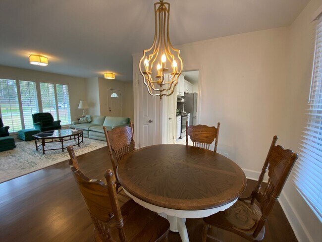 Foto del edificio - Beautifully Updated and Furnished 3 bedroom, 2 bath brick ranch in Vineland!