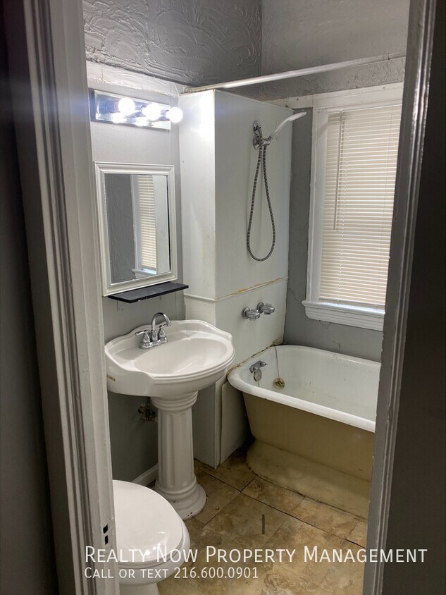 Primary Photo - 2 bedroom 1 bath apartment