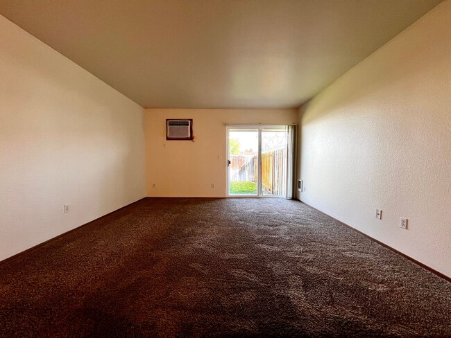 Building Photo - r205