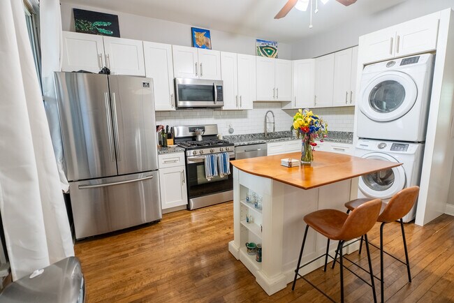 Foto del edificio - 3850 W Diversey Ave