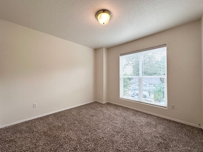 Building Photo - Updated 2 Bed 1.5 Bath Townhome in Peacefu...