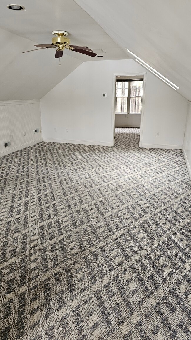 Building Photo - 100 Fox Run Ln