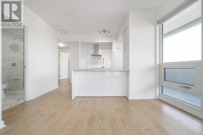 Building Photo - 2221-2221 Yonge St