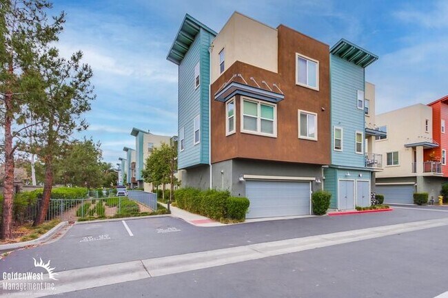 Building Photo - Stylish 3Bdm 3Ba Townhome with Chef’s Kitc...