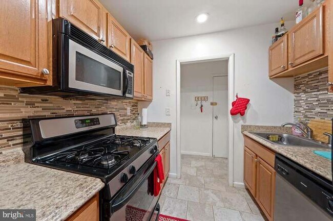 Building Photo - 3790 Lyndhurst Dr