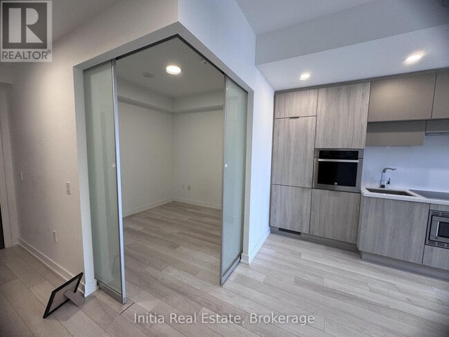 Building Photo - 39 Roehampton Ave