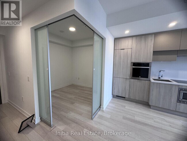 Photo du bâtiment - 39 Roehampton Ave