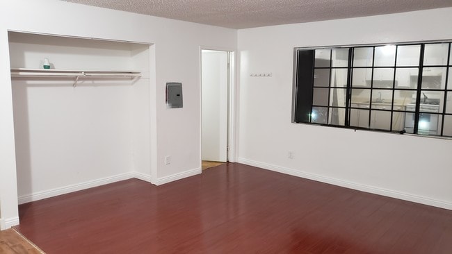 Building Photo - 235 S Mariposa Ave