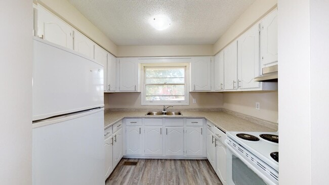 Photo du bâtiment - THREE BEDROOM TOWNHOME IN BEAUTIFUL BYRON