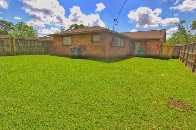 Foto del edificio - 10915 Roandale Dr