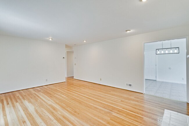 Building Photo - Single Story 3/2 in Well Established Neighborhood Near Branham High School with Air conditioning ...