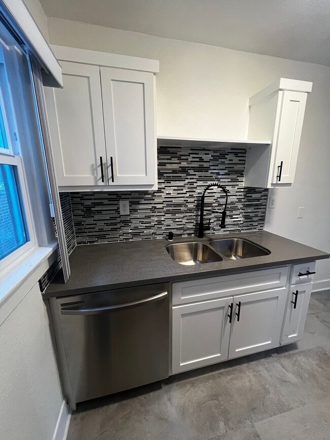 Building Photo - MOVE IN SPECIAL - Modern DTLB living with ...