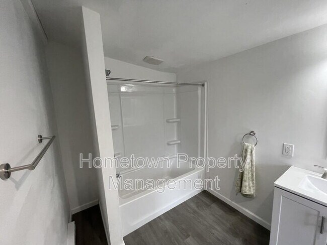 Foto del edificio - 252 River Rd