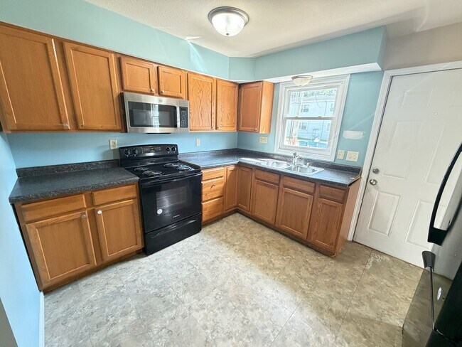 Building Photo - 706 Crescent Dr