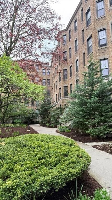 Building Photo - 120 Riverway