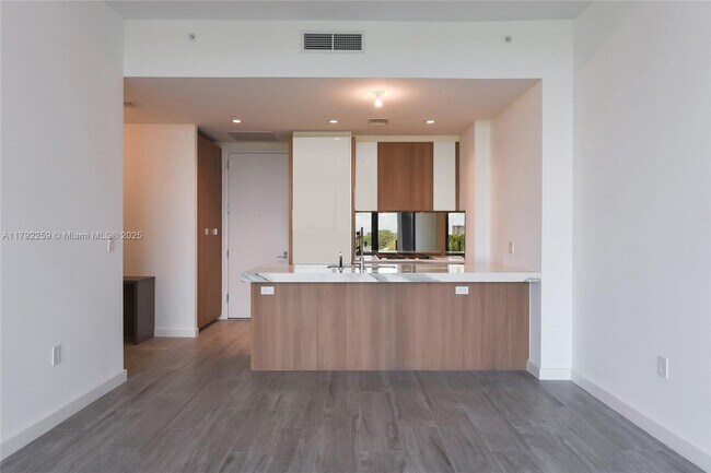 Building Photo - 2831 S Bayshore Dr